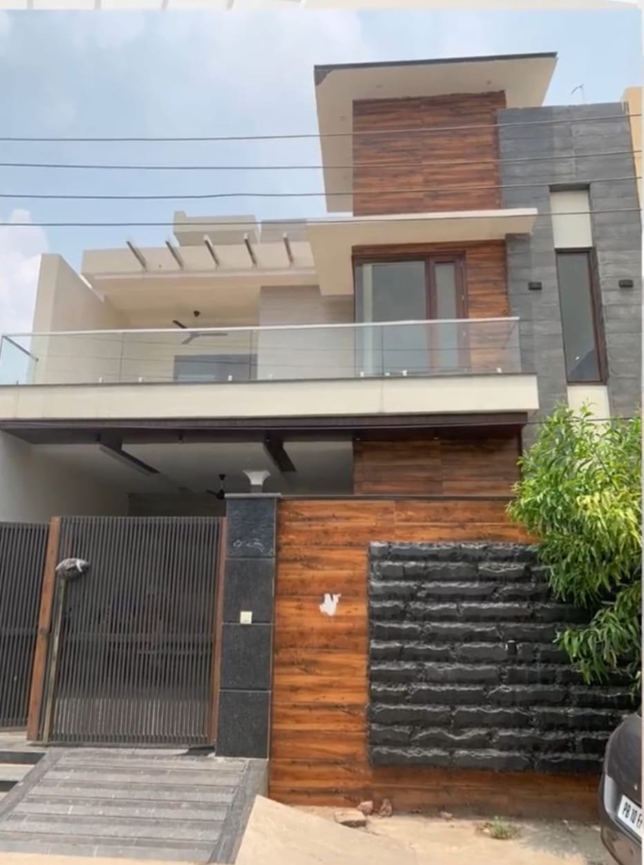 Beautiful  House in Adarsh Colony !