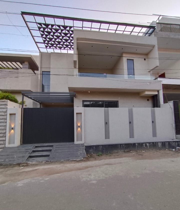 200 Square yards Aesthetic  Villa for sale !