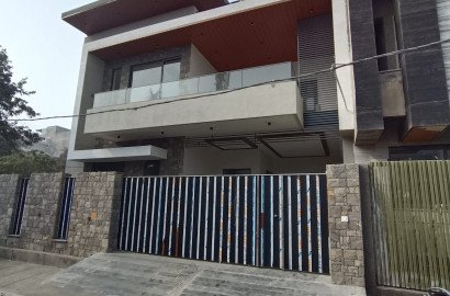 Modern 300 Square yards house For Sale !